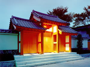 慶山廟 門　照明写真